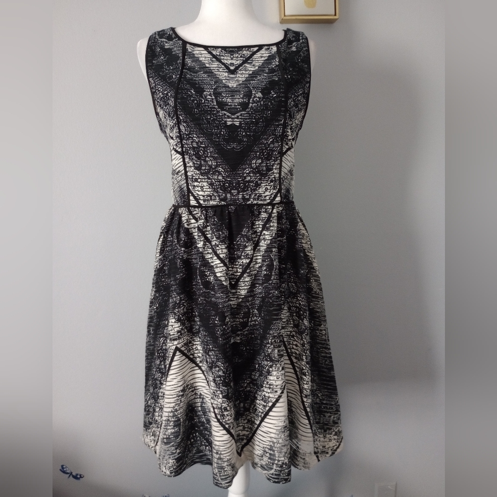 Dress  Women LOFT  Size 2 Sleeves style A Line Color  White Black   Zipper